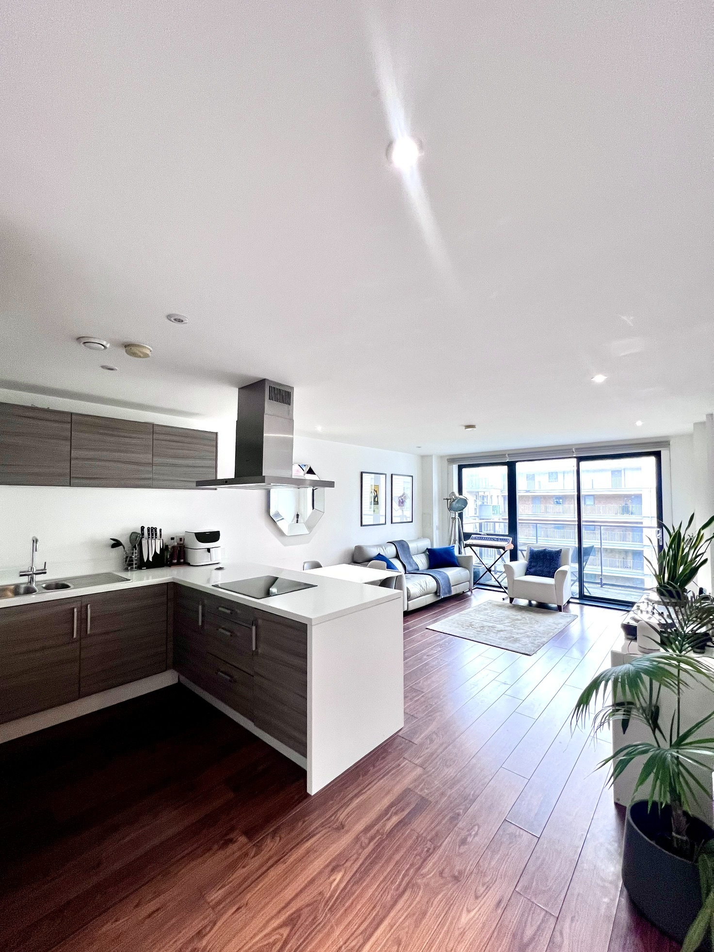 Open-plan living and dining space, Canary Wharf short let