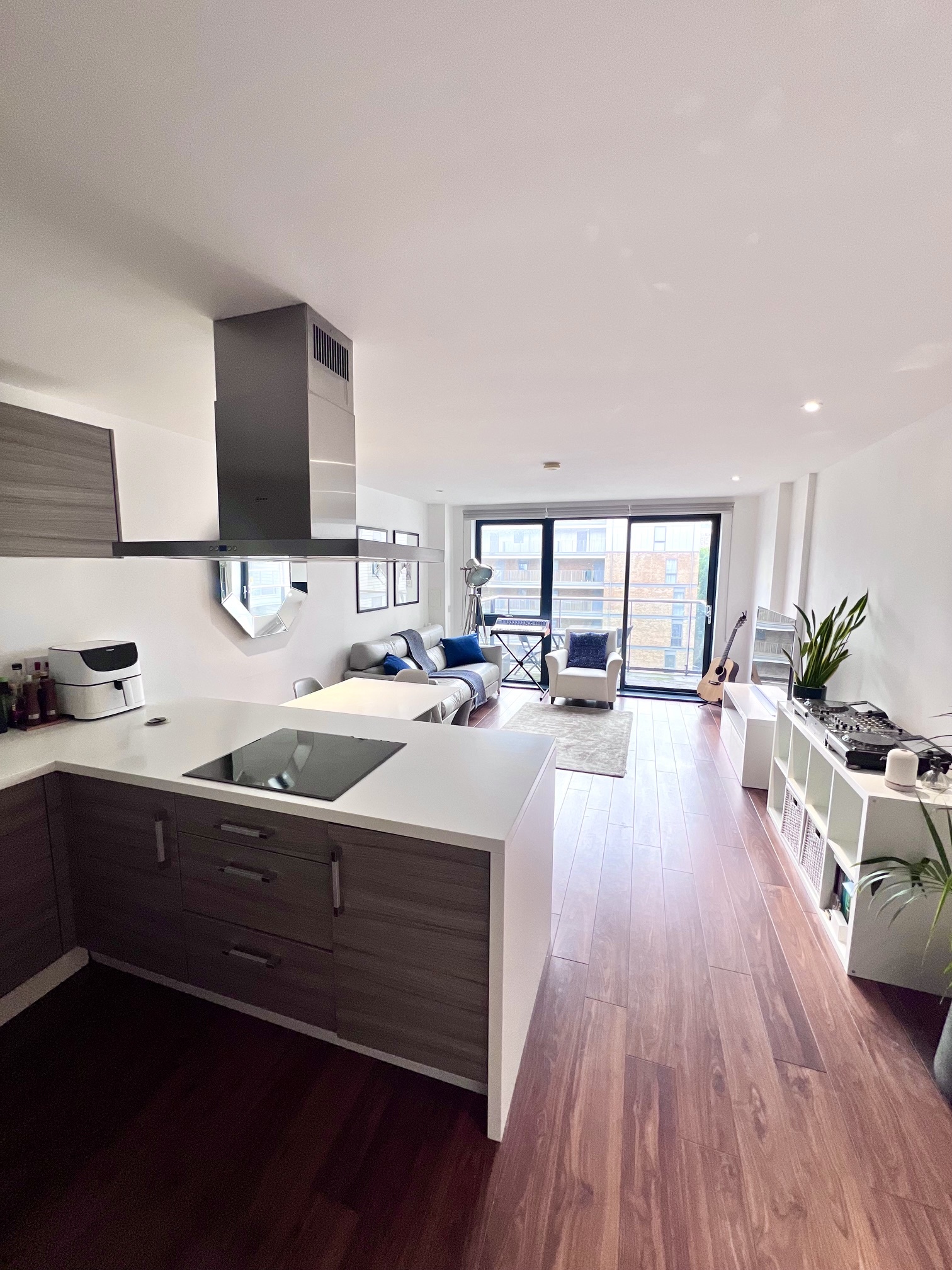 Fully equipped kitchen, E14 corporate rental